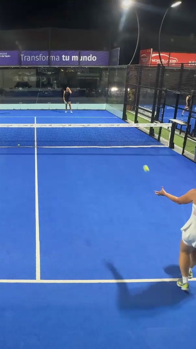 Cancha de pádel iluminada de noche