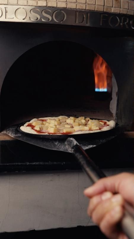 Pizza entrando al horno de Impasto